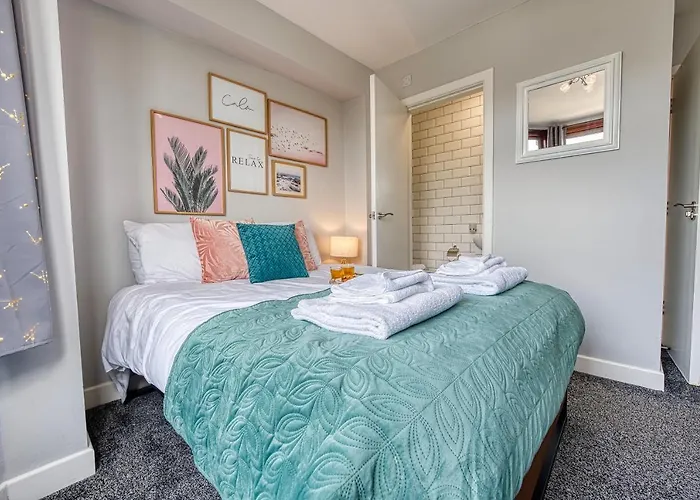 Close To A46 City Centre Sleeps 6, 5 Beds Ensuite Free Wi-Fi Queens House Inspire Homes