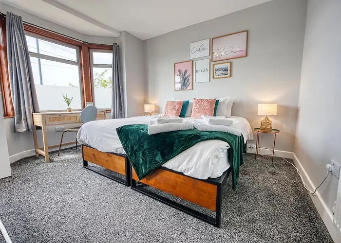 Close To A46 City Centre Sleeps 6, 5 Beds Ensuite Free Wi-Fi Queens House Inspire Homes
