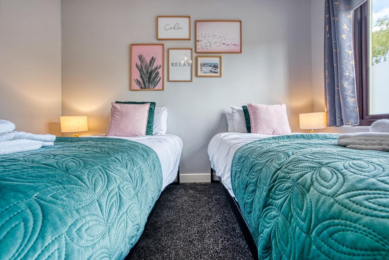Close To A46 Centre Sleeps 6, 5 Beds Ensuite Free Wi-fi Queens House Inspire Homes Holiday home *