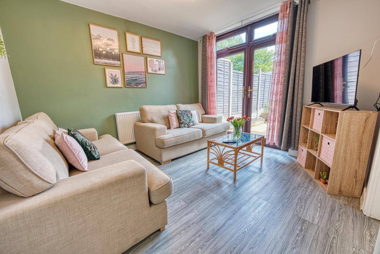 Close To A46 Centre Sleeps 6, 5 Beds Ensuite Free Wi-fi Queens House Inspire Homes Holiday home